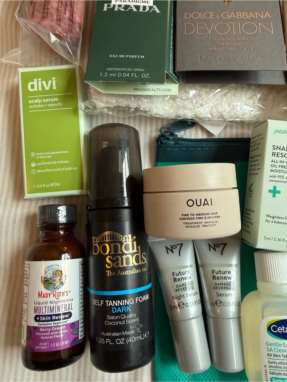 Beauty/fragrance sample lot